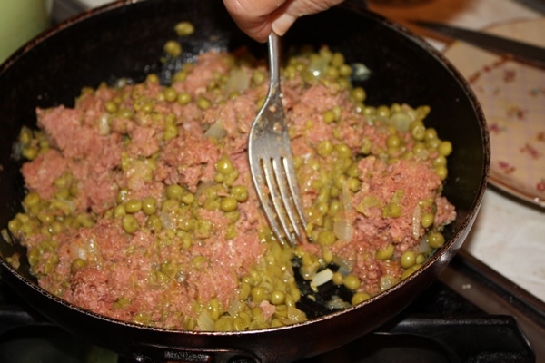 Cook the meat and peas together in a pan