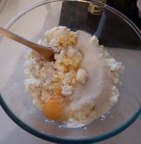 Zapekanka mix egg and flour in bowl