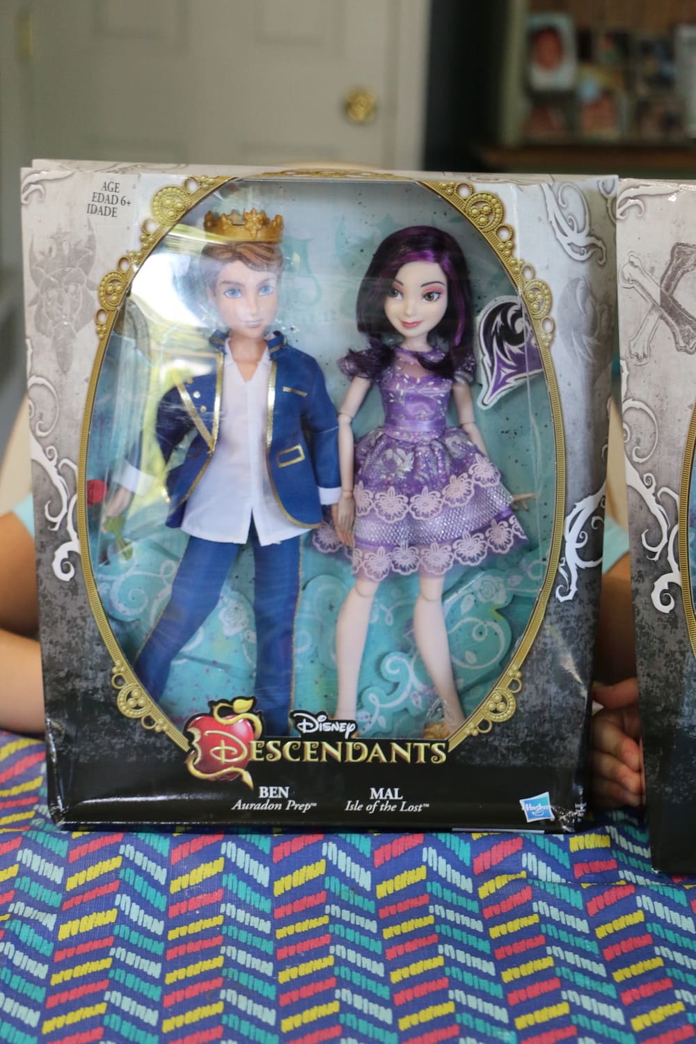 DESCENDANTS Movie Mal Evie Descendants Dolls Video Toy Review 