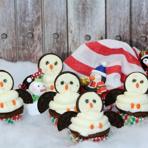 Penguin Cupcakes Made With Oreos: Winter Party Cupcake Idea