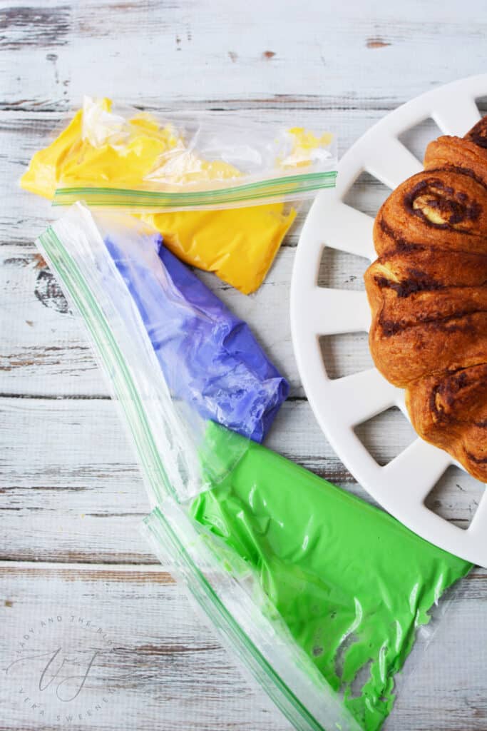 Frosting your king cake
