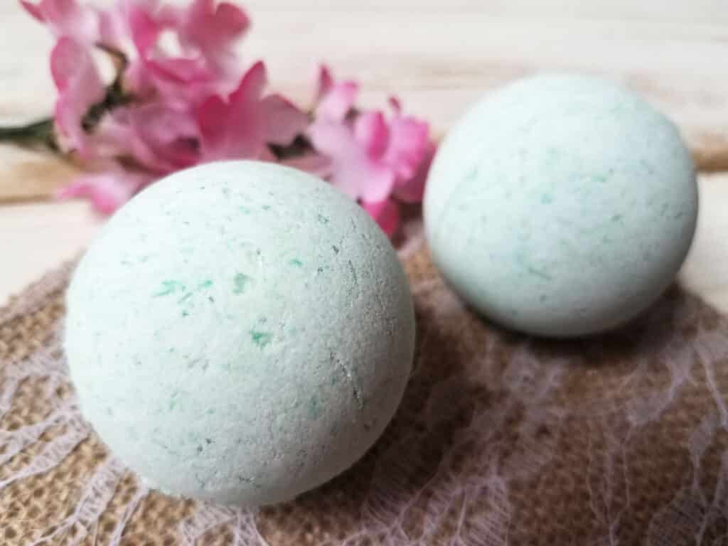 Easy DIY Bath Bombs Recipe With Peppermint Essential Oils