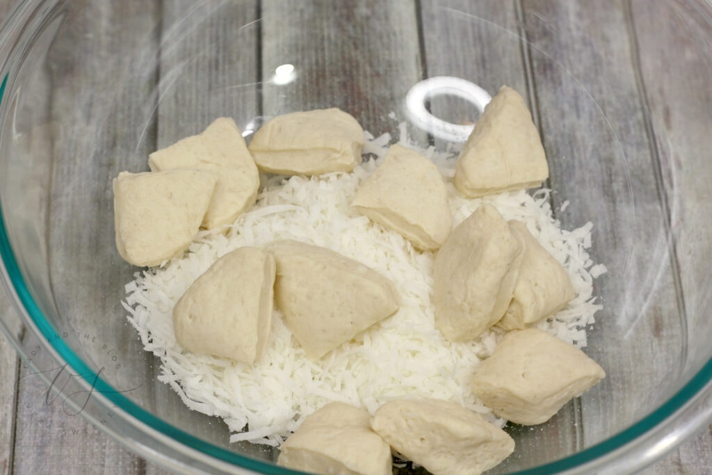 Cover biscuits in coconuts Cover biscuits in coconuts