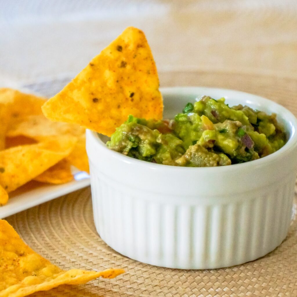 Whole grain crackers with guacamole